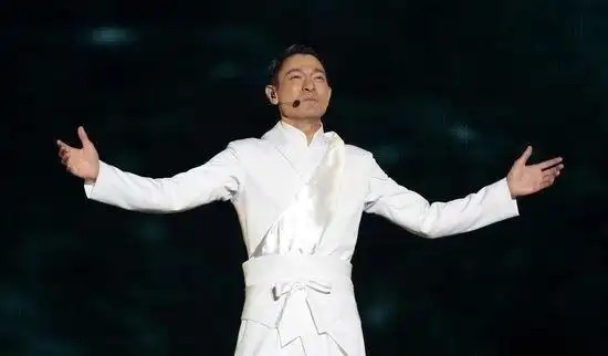 刘德华2018演唱会彩排照曝光,为保持身材,每天只吃6个鸡蛋