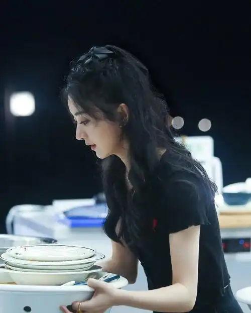 1/ 12 搜狐娱乐讯 9月10日,赵丽颖录制《中餐厅》的一组照片曝光,她身