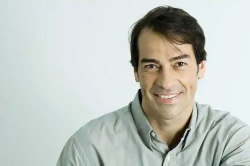 西方人,头发,一个人,笑,微笑,露齿笑,横图,室内,特写,白天,白色背景