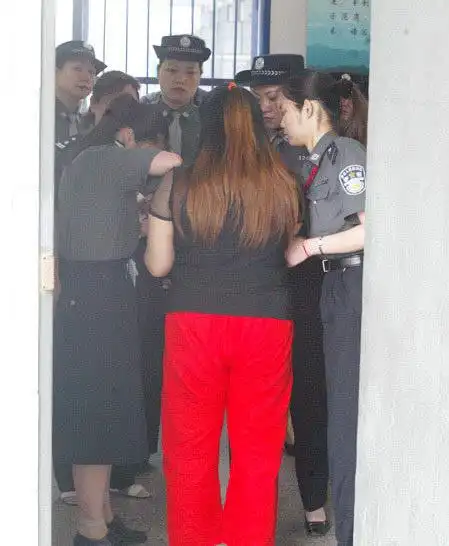 1995年5月7日,执行30名死刑犯时就有一个当即瘫倒在宣判会上,口吐白沫