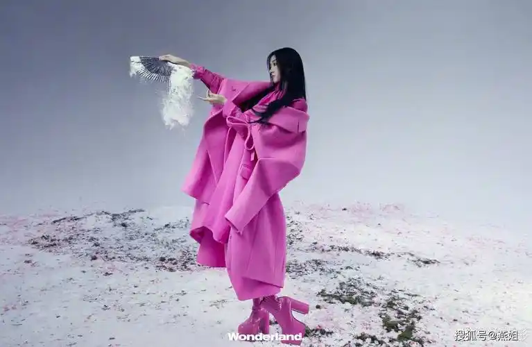 关晓彤生日前一天更新了一组深色粉色系写真,照片中颜值担当_角色