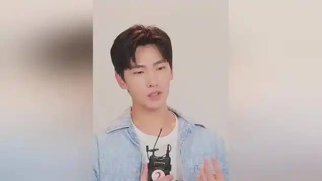 杨洋拄拐杖到医院就诊,旧伤复发正在手术康复期,贾士凯全程|军训|明星