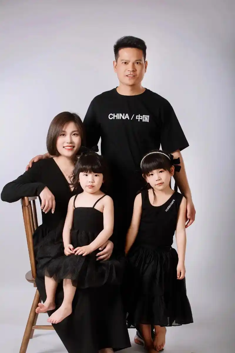 一家四口第一张正式全家福