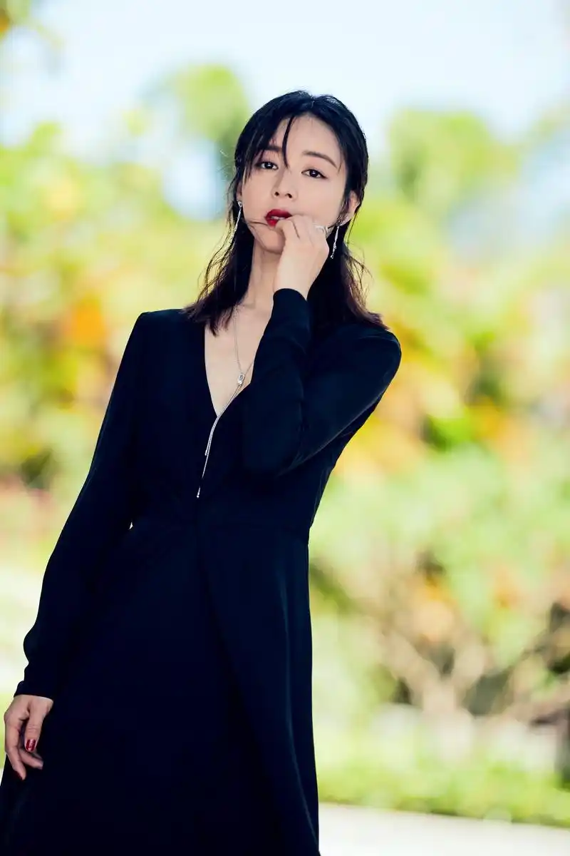 张静初全新写真来袭  光影流转尽显高雅气质