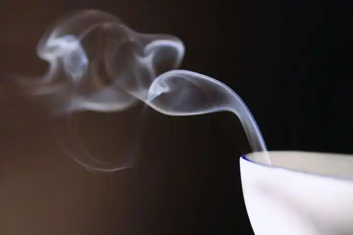 被烫伤都是因为水蒸气而不是水本身,这是为什么?