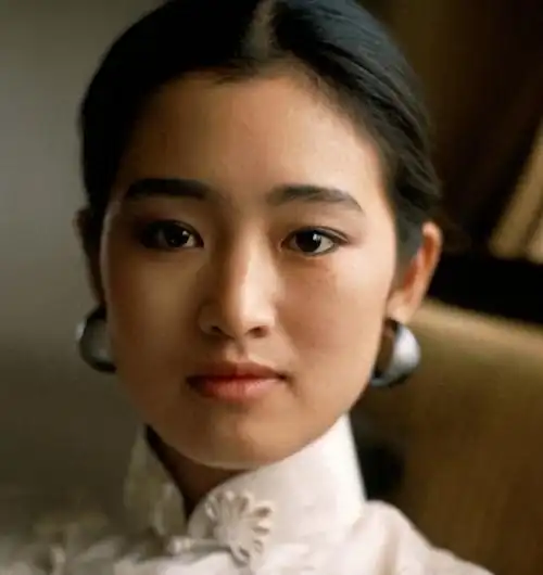 巩俐在年轻时是许多人们心中的女神,巩俐演的第一部作品是《红高粱》