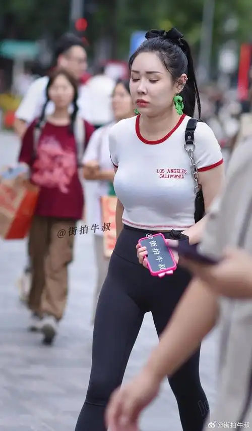 美女一身性感的紧身穿搭出街