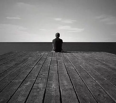 当所有的人都朝一个方向奔跑时,唯有你把热闹的结果看懂后,转身离去