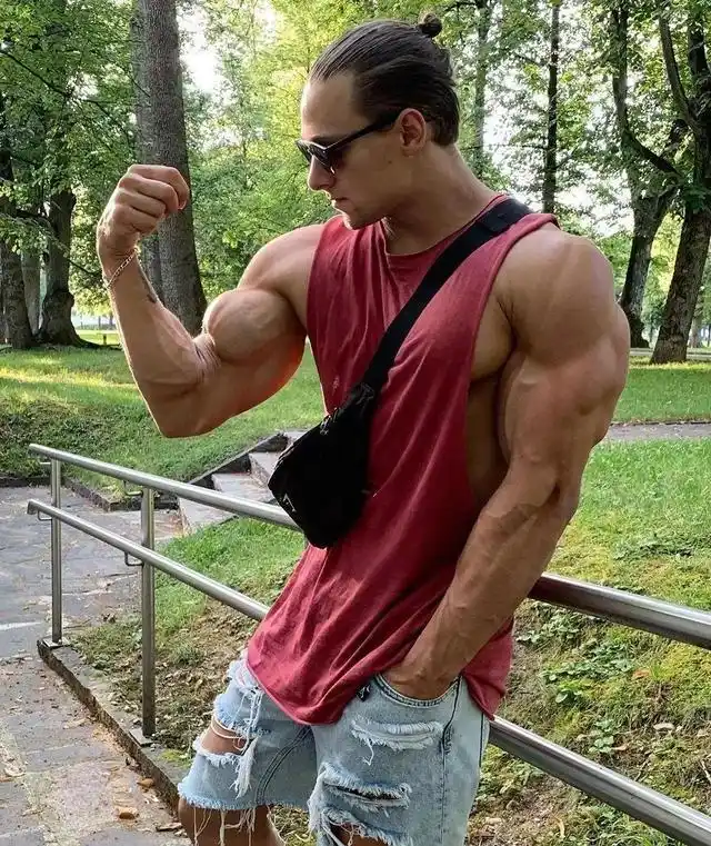 肌肉男一天吃几十个鸡蛋白,练出一身结实的肌肉,母鸡:我太难了