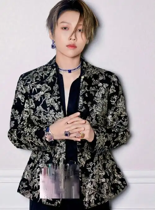 刘雨昕好贵气##刘雨昕金色蝴蝶提花外套