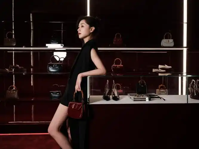 万茜超话@万茜徜徉#安可拉红#的艺术盛宴,与@gucci共同见证经典新生