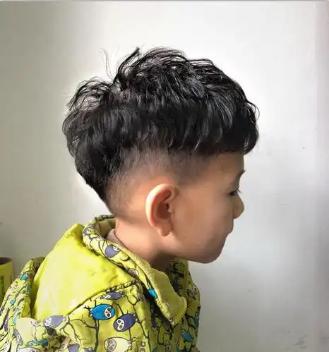 发质偏细偏少的小男孩,就比较适合这种蓬蓬的锡纸烫发,卷曲的小波纹能