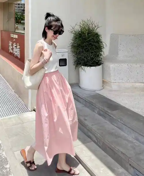 显年轻的女人,喜欢穿这6个颜色衣服,不刻意美出高级感