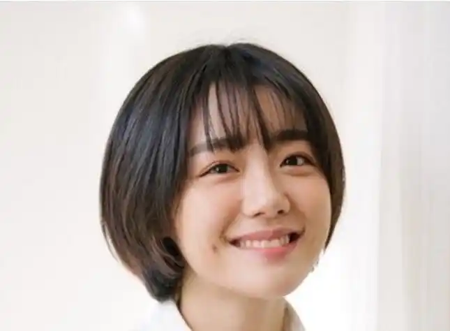 脸蛋比较圆的女生,她选择的女学生短发发型是这一种轻薄式的齐刘海