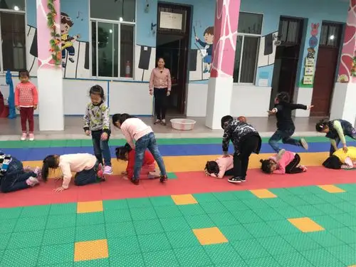 民间游戏--跳山羊,加强孩子的合作能力