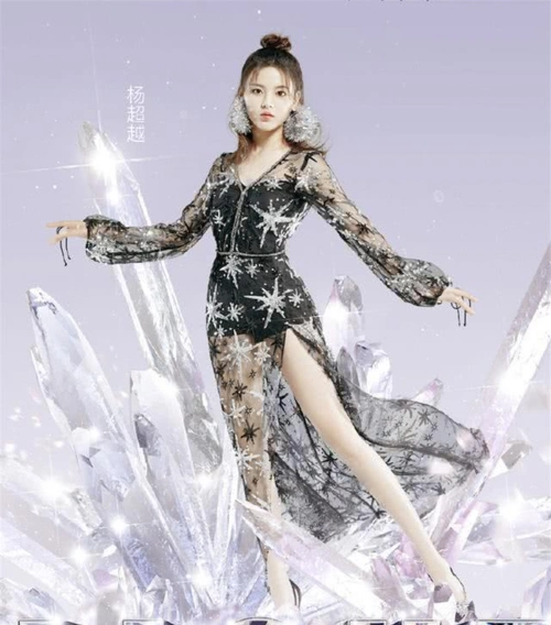 火箭少女造型圈粉,孟美岐够炫赖美云超甜,张紫宁梦幻长裙也惊艳