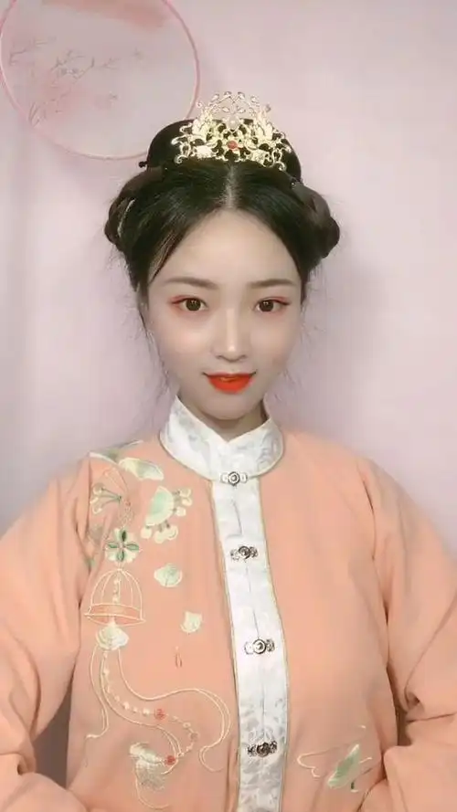 这样温婉如水的古装发型扎起来很漂亮,扎发也简单