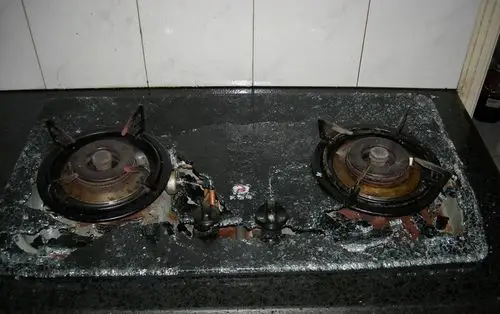 爱国路的吴老太讲起自己花300元买了煤气灶,使用一个多月就爆炸的事