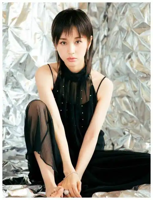 接下来我们看一看王子文在小个子的女明星当中,王子文的演技和穿衣