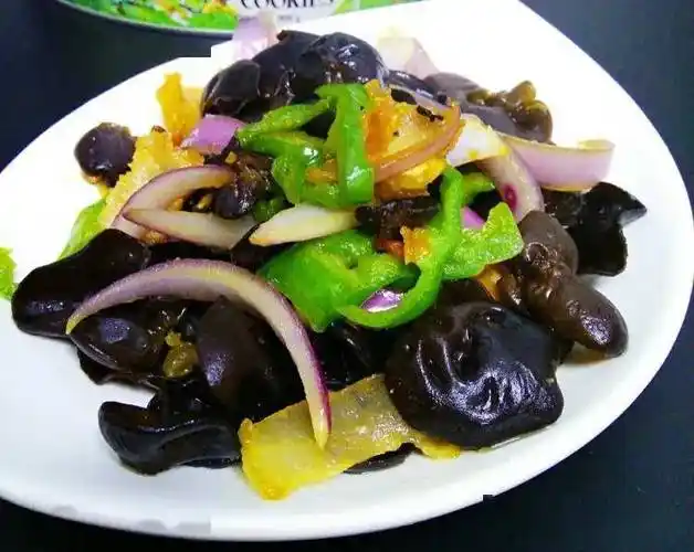 炒木耳时噼里啪啦爆教你一招不炸锅不溅油清脆爽口