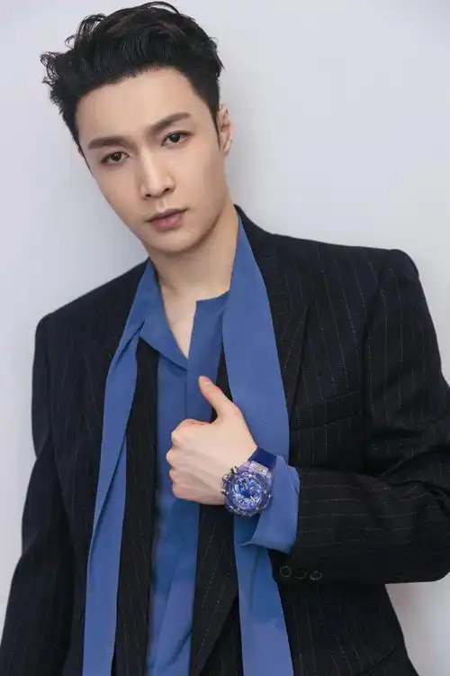 张艺兴每时每刻##张艺兴秋日三宫格随拍