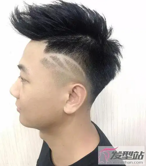 短发男生两边铲发型非常清爽,短飞机头的立体蓬松感设计,轻松修饰头型