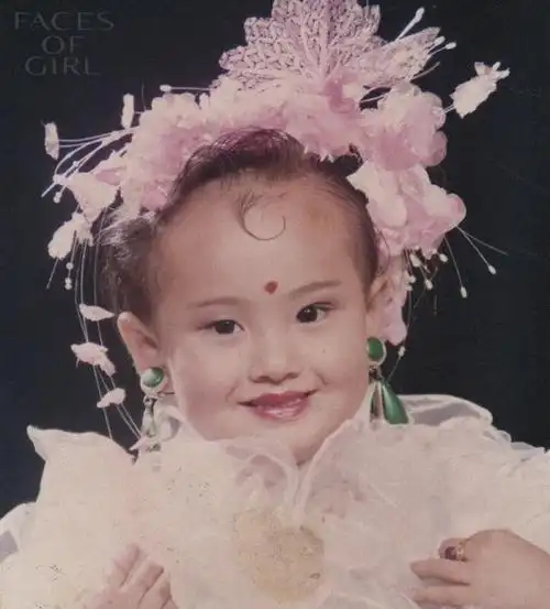 女大十八变郑爽晒童年照上演变脸五官完全不同