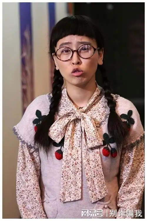 同样还有《丑女无敌》中的李欣汝,锅盖刘海,牙套,夸张的表情加上糟糕