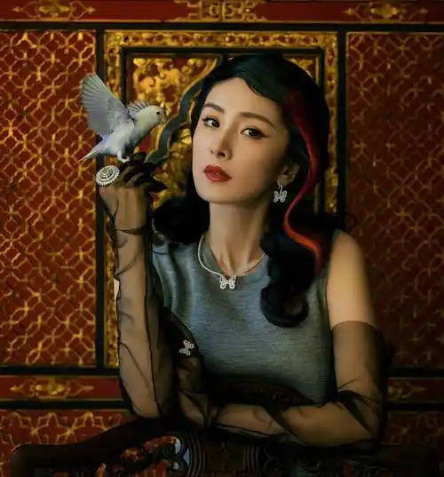 杨幂越来越有魅力,拍时尚写真尽显复古味道,一颦一笑很撩人_黑色_气质