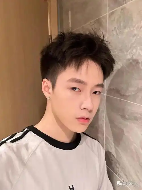 第2款:露额发型男生不用烫的发型,当然是短发居多一些.