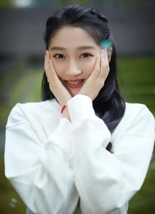 关晓彤壁纸你是坠入人间的精灵露出了灿烂的笑容