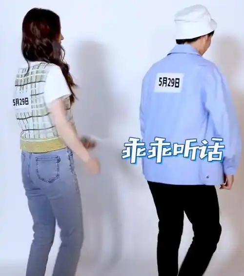 杨颖身高165,郭麒麟170,叉腰时看清腰线对比:这咋解释?