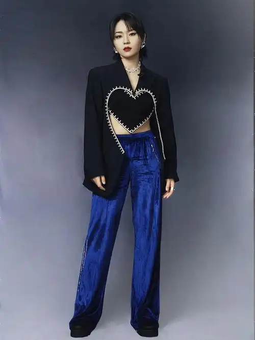 周笔畅黑色桃心上衣个性不失女人味 搭蓝色高腰裤添酷飒魅力