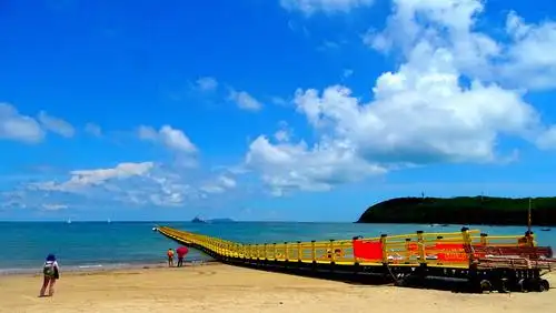 广西北海〉壮美辽阔碧海蓝天,阳光下海水闪闪发光:滩上幼沙幼滑白净故