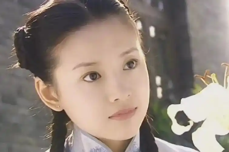 董洁菜市场买菜被偶遇,全素颜出镜未戴口罩,满脸憔悴瘦成纸片人