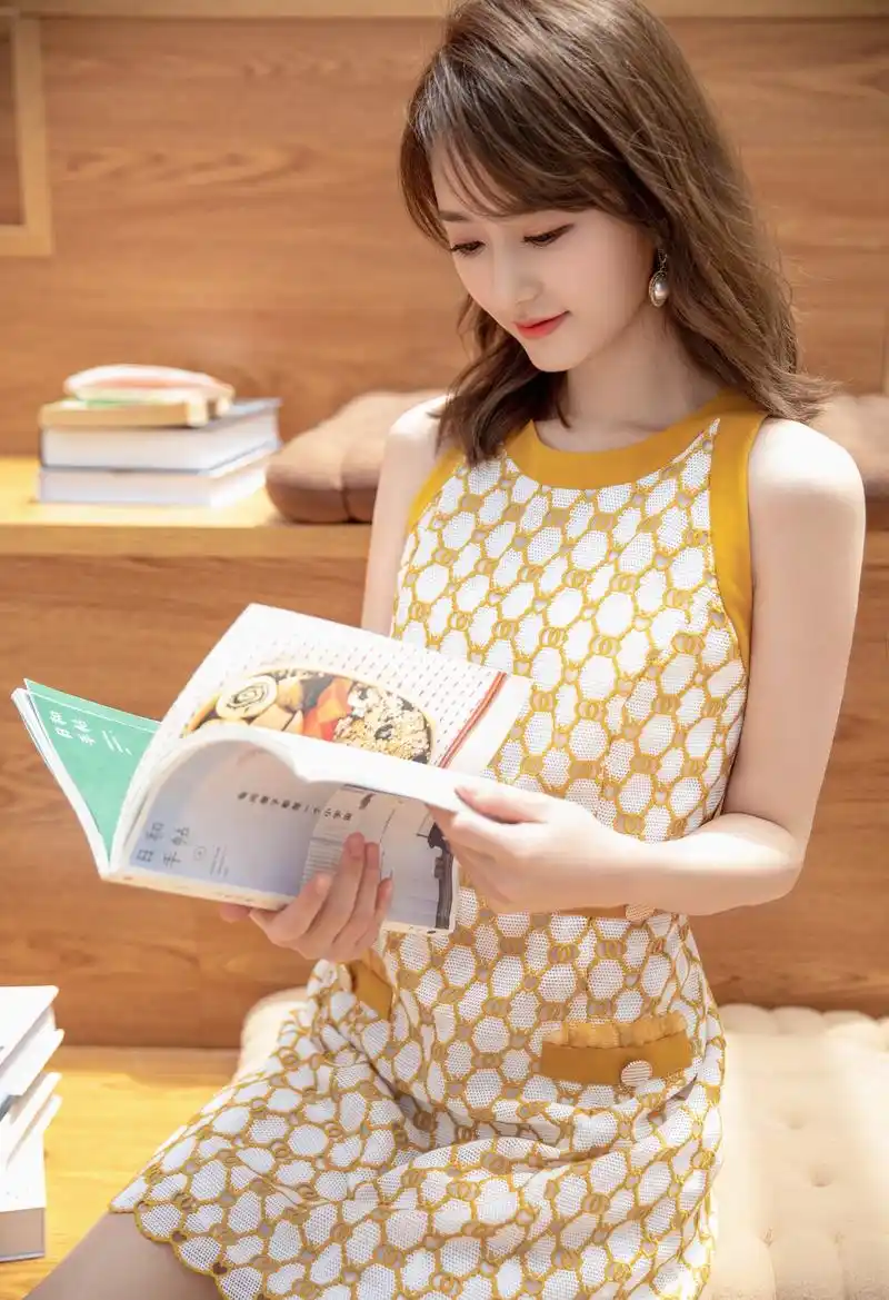 腾讯nba美女主播小七,肤白貌美,绝世容颜,球迷心中的"白月光"