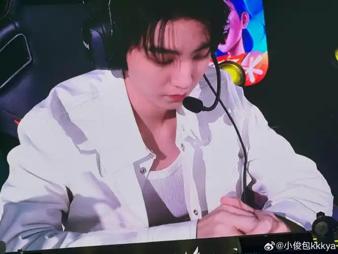 蓝海吧,好看到爆炸,凯哥也是帅的不行是谁还没走出来王俊凯超话