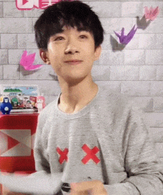 易烊千玺仰头笑合集 小千真开心呀