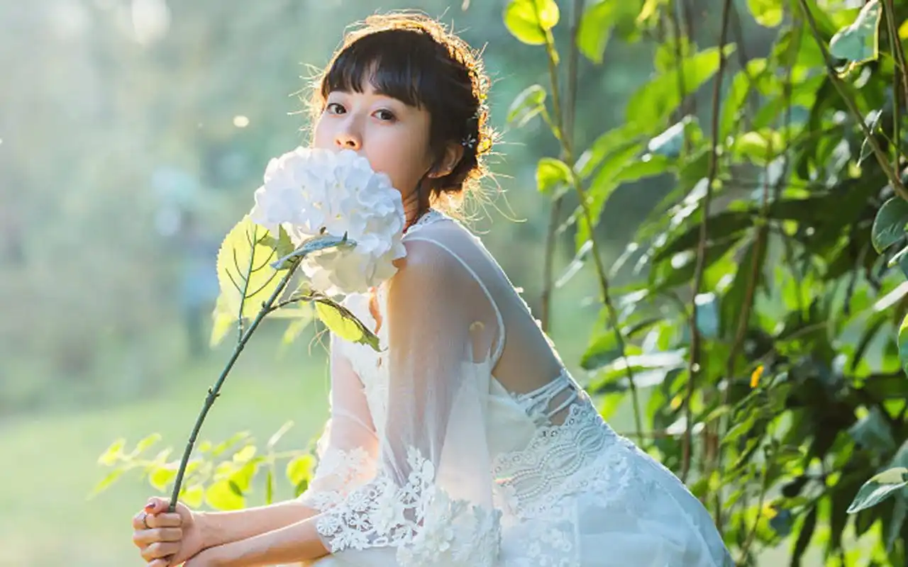 优雅美女气质白裙户外唯美写真桌面壁纸