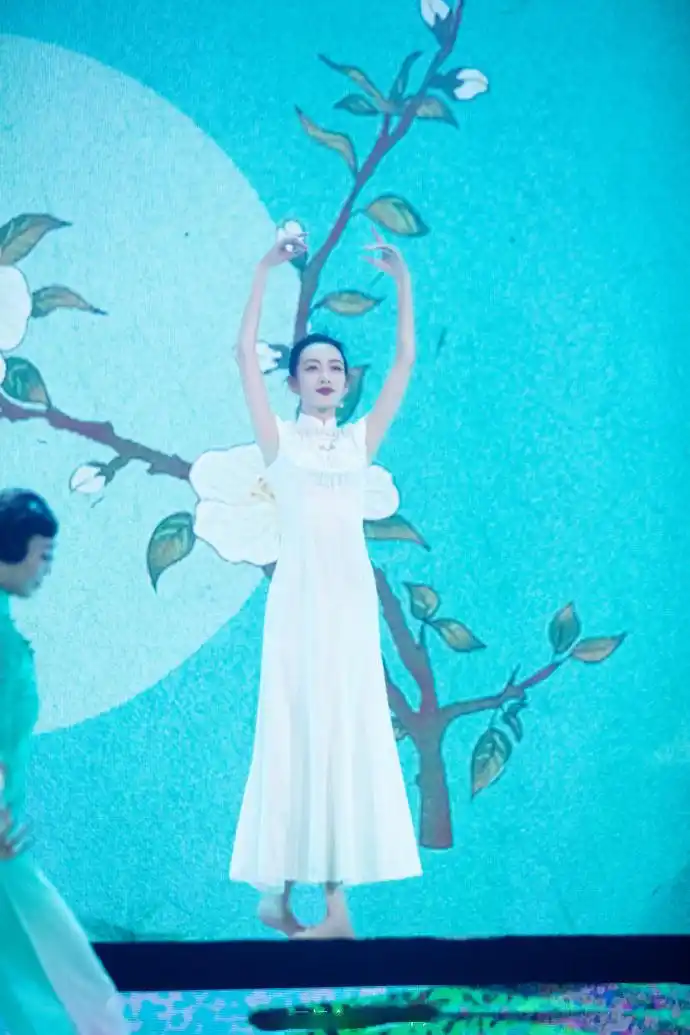 王鸥亮相全球华人春晚,穿旗袍清丽脱俗,美成了画中人!