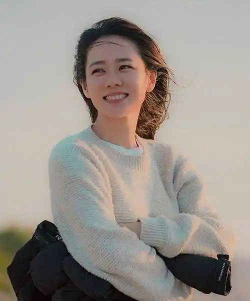 原创被孙艺珍笑容甜到了纯色毛衣加丸子头笑得好灿烂迷上了