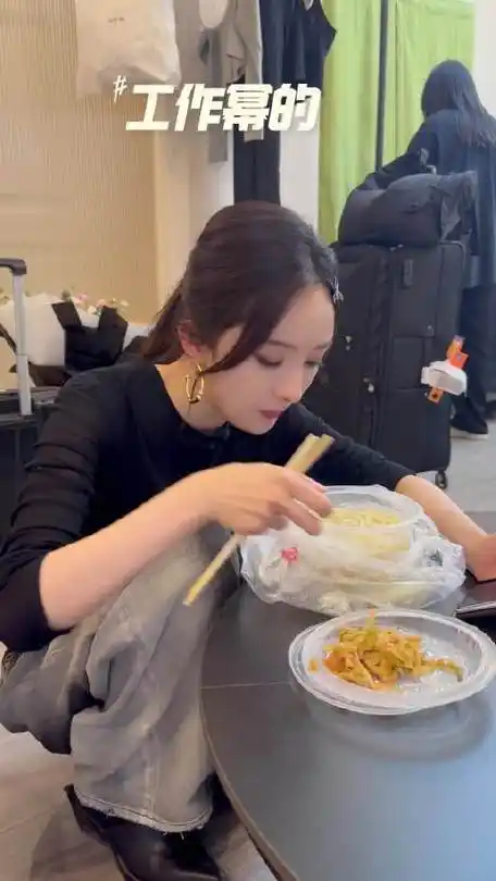 来看杨幂吃播日常~ 这支视频的正确打开方式:配合午饭食用,幂幂吃饭吃