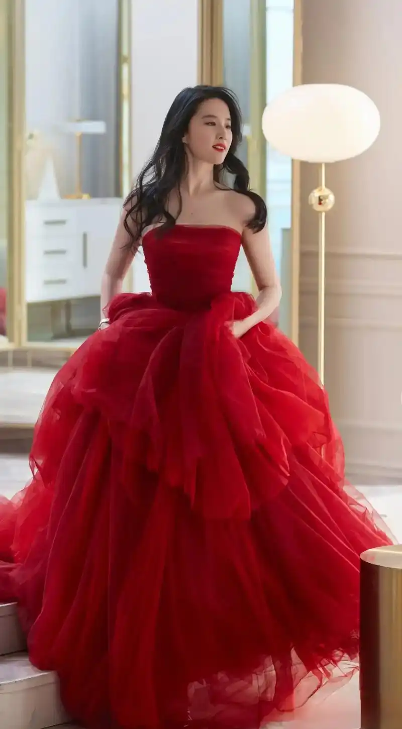 分享一组刘亦菲少见的红裙造型大片来自天梭2021年,刘亦菲 - 抖音