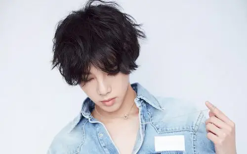 华晨宇帅气时尚写真图片桌面壁纸