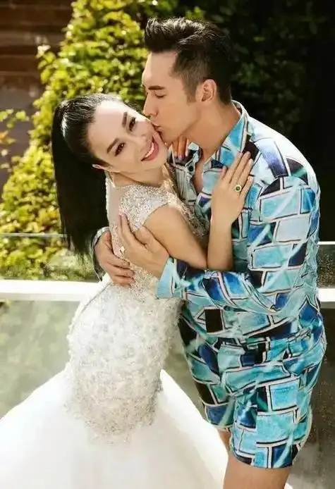 李小璐婚纱照李小璐近期机场照明星夫妻婚纱照