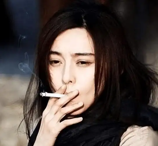 吞云吐雾的姿态让人大跌眼镜_媒体_baby_张柏芝