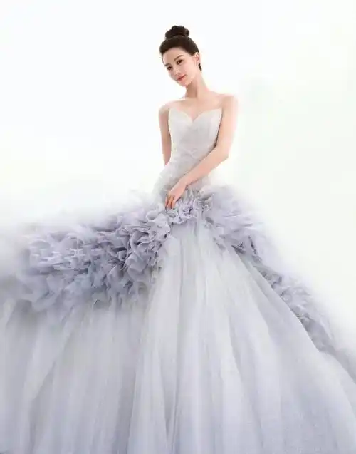 这样一来,鱼尾裙与蓬裙元素完美结合,轻松凸显出刘诗诗时尚火辣的身材