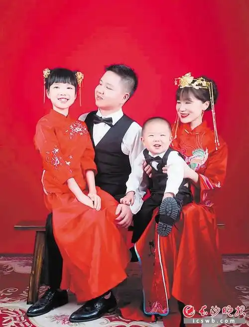 朋友圈晒最美全家福长沙换装自拍走红