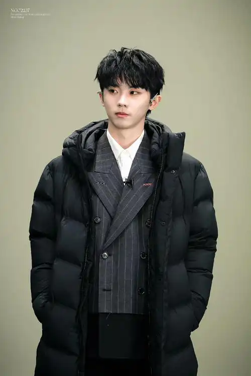 马嘉祺条纹西装造型饭拍图～ 亭亭玉立的帅气少年,好想rua一下