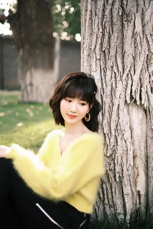 毛晓彤演绎复古风穿黑抹胸长裙配微卷发魅惑气息抵挡不住